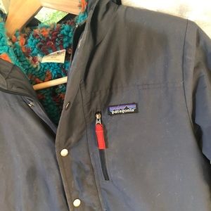 Kids Patagonia jacket, hooded with pockets.
